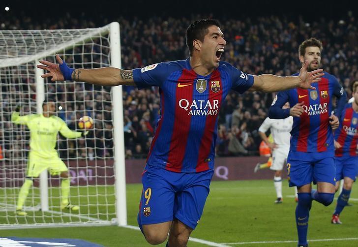 Suarez to be offered new contract, says Barcelona president